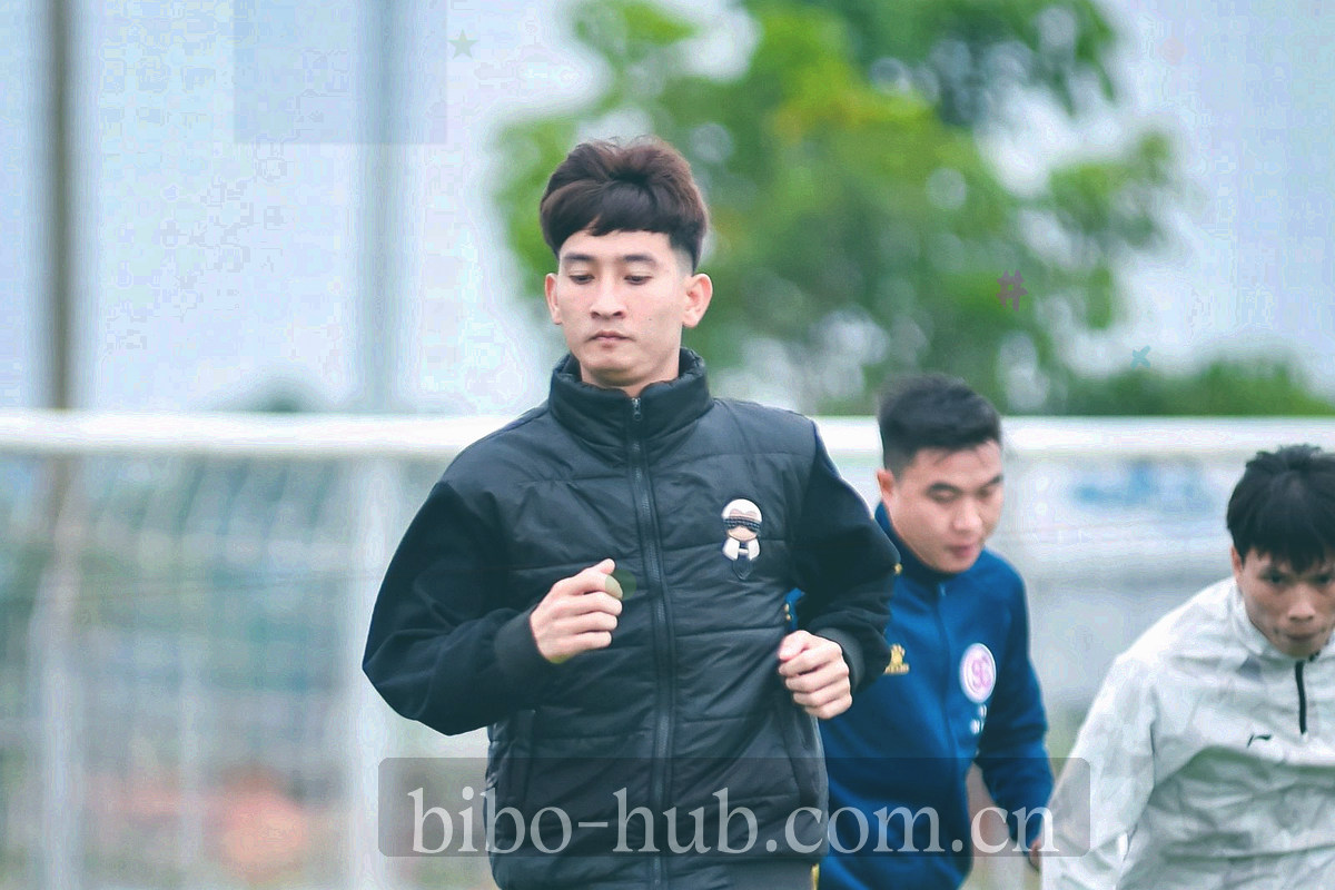 桌面端数据界面示意：左侧筛选条件区、中部球员数据表格区、右侧导出入口，深色主题配荧光青绿标注